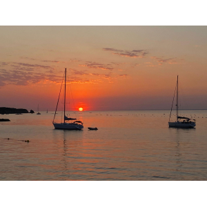 Sortie voile au coucher de soleil au large de l'île de Groix (Morbihan) - ©Elsa Cadoret - LBST