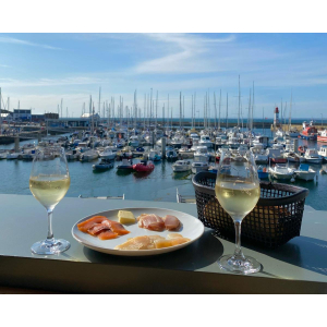 Apéritif au bord de l'eau à Port-Tudy, sur l'île de Groix (Morbihan) - ©Elsa Cadoret - LBST