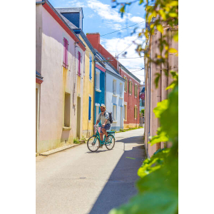 En vélo au bourg de l'Île de Groix (Morbihan) ©Clo&Clem-LBST