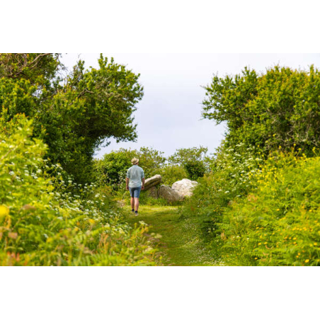 Randonnée à pieds vers le dolmen de Port-Melite, sur l'Île de Groix (Morbihan) ©CLO&CLEM - LBST