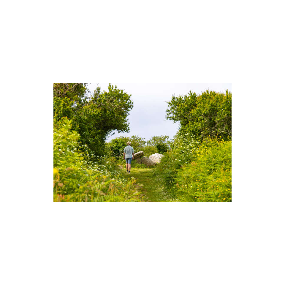 Randonnée à pieds vers le dolmen de Port-Melite, sur l'Île de Groix (Morbihan) ©CLO&CLEM - LBST