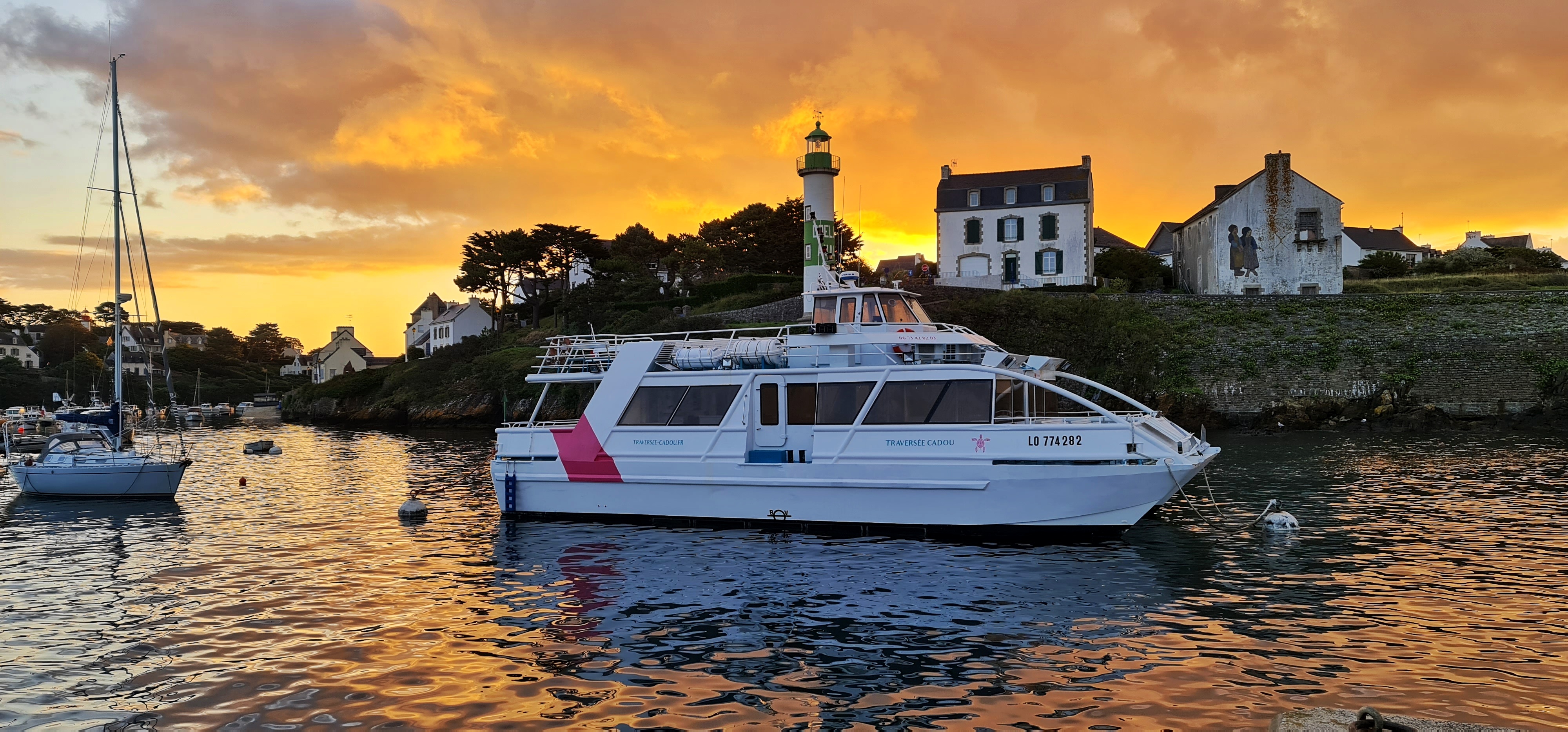 ©Traversée Cadou - Le Beajou devant le port de Doelan