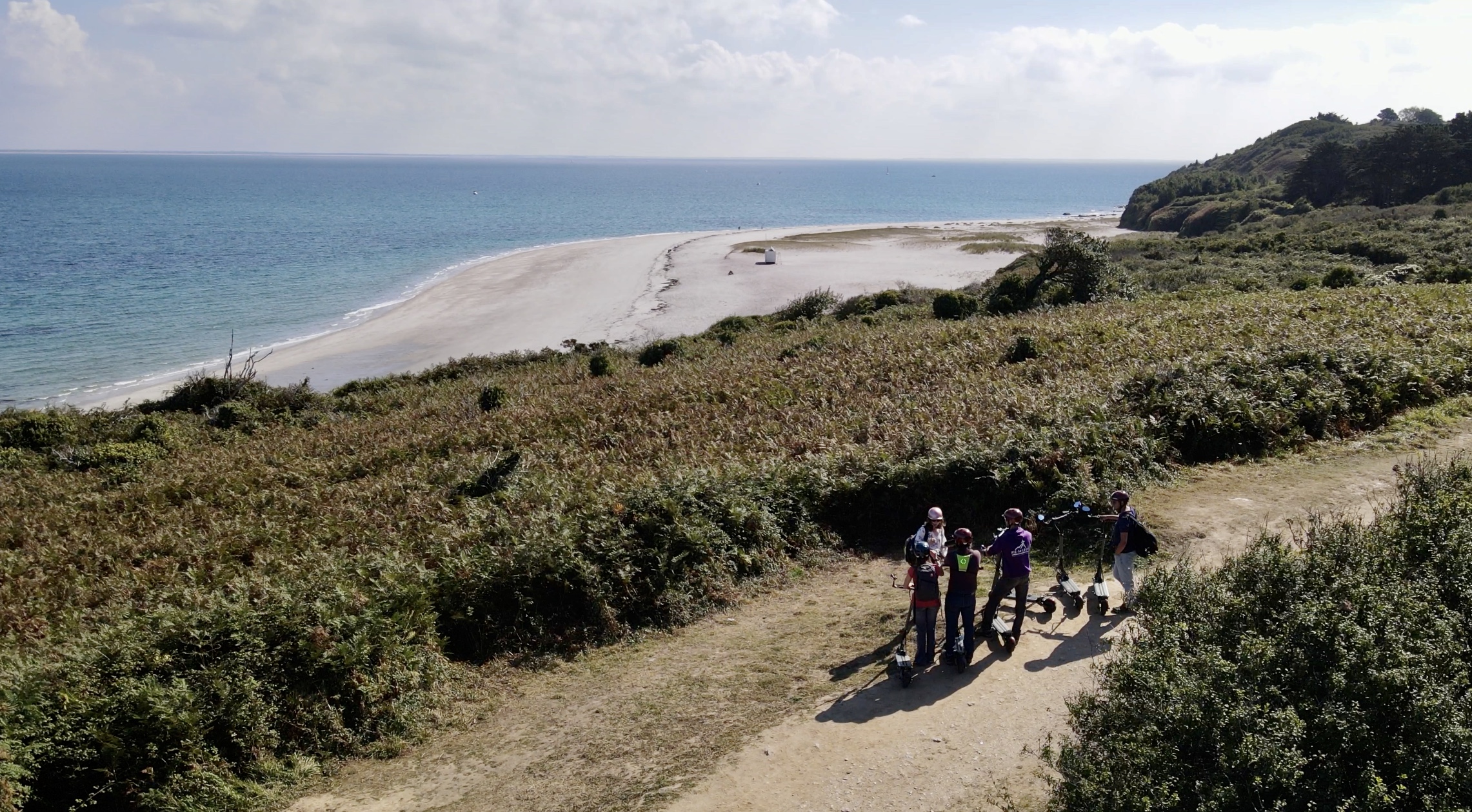 Trottinette électrique face aux grands sables à Groix