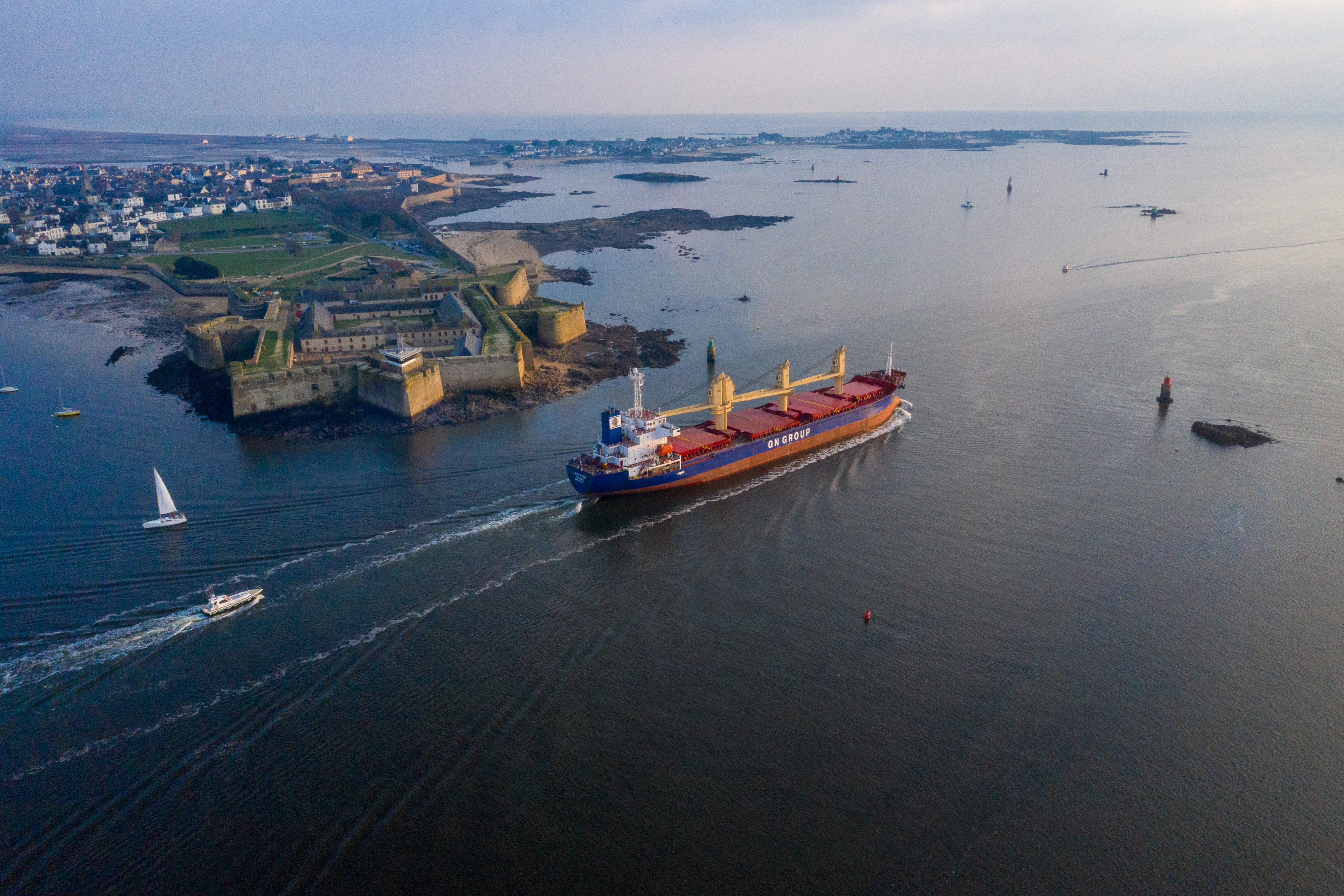 Vue aérienne de la rade de Lorient et de la Citadelle de Port-Louis (Morbihan) - ©T. DEREGNIEAUX - Breizhbox®