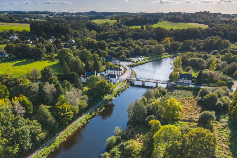 ©Thibault Poriel-LBST - Vue aérienne sur Quistinic et le Blavet (Morbihan, Bretagne)