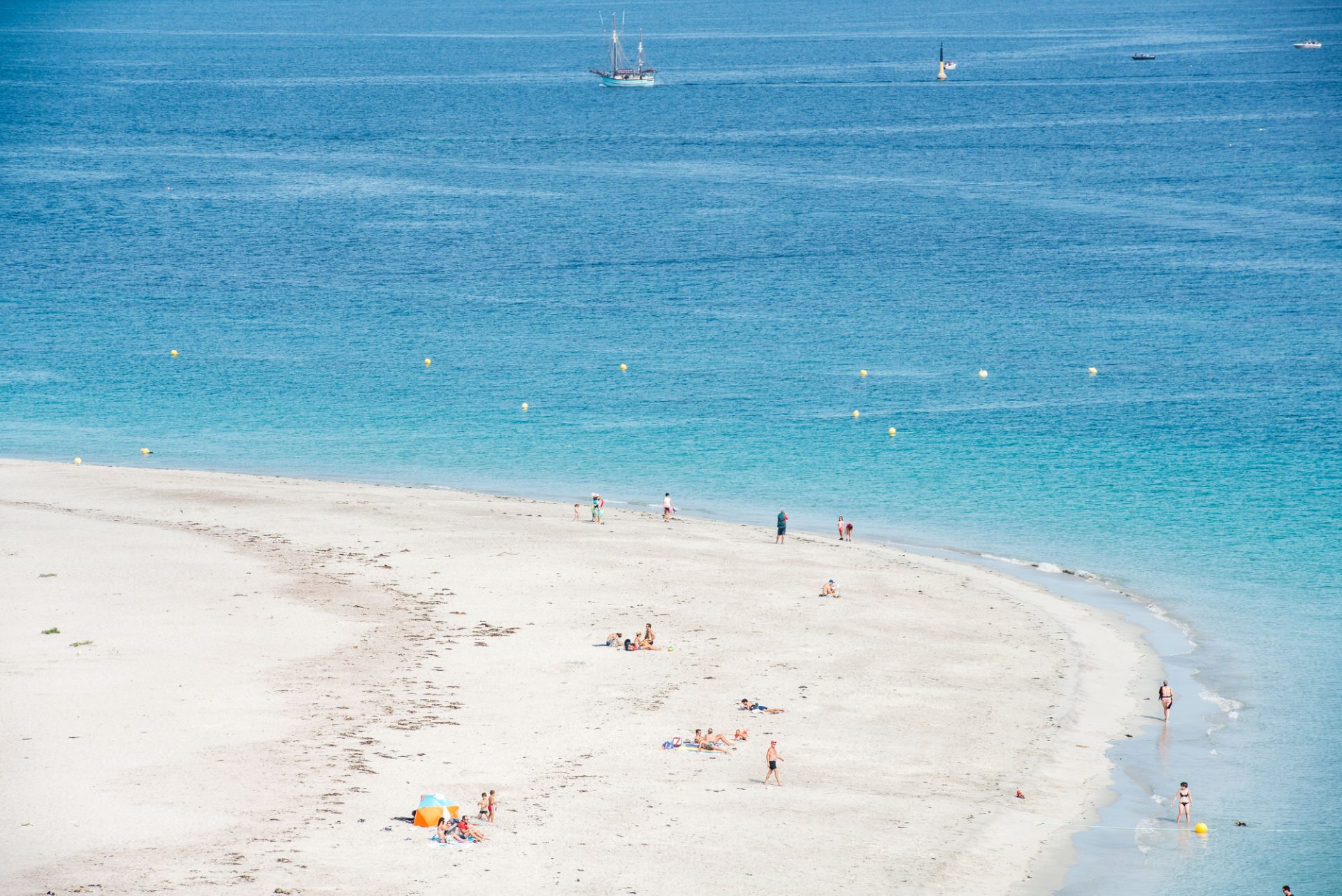 ©Xavier Dubois-LBST - La plage convexe des Grands Sables sur l'île de Groix