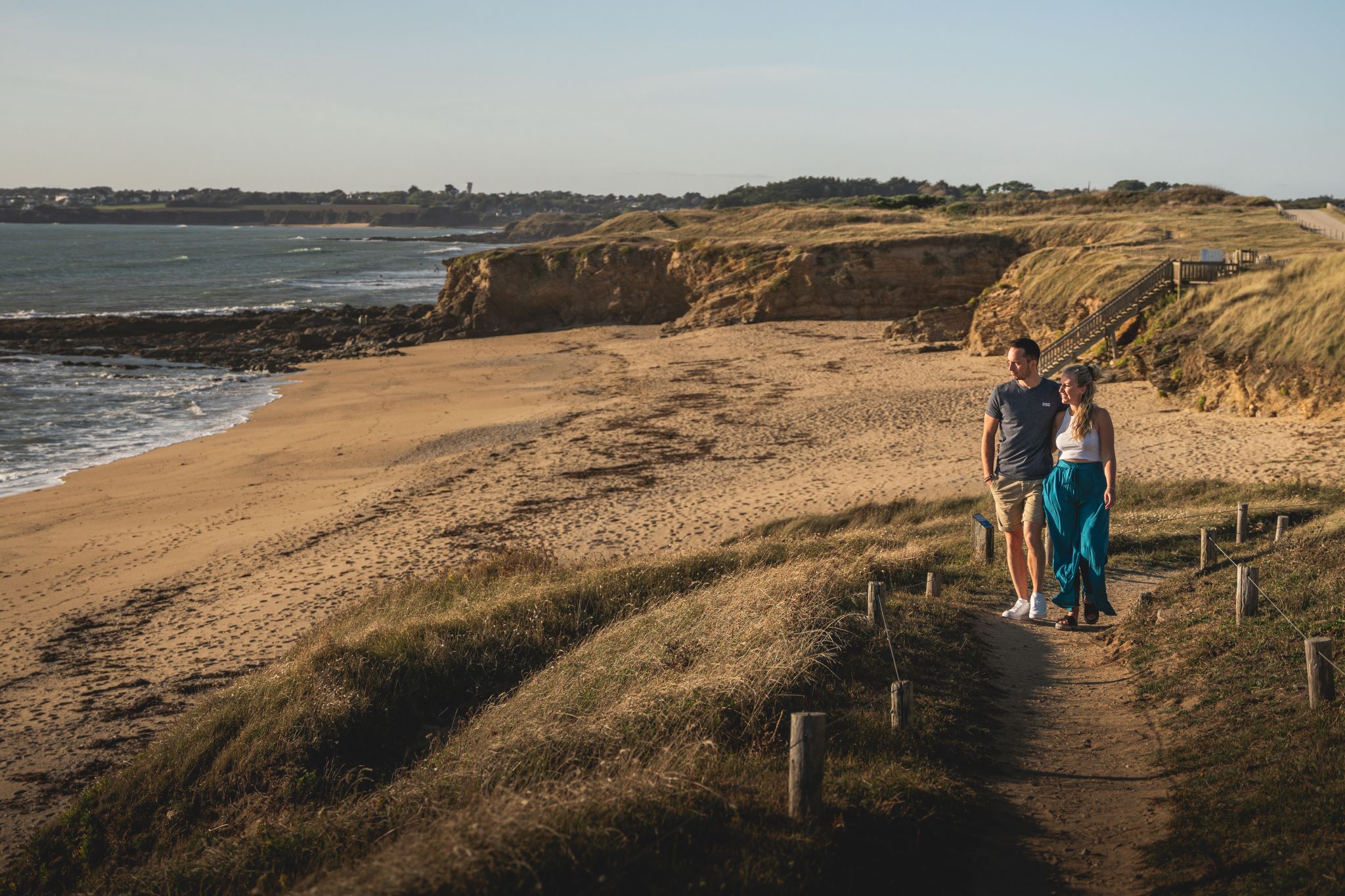 Balade en couple sur la plage à Guidel (Morbihan) - ©Tony Esnault - LBST