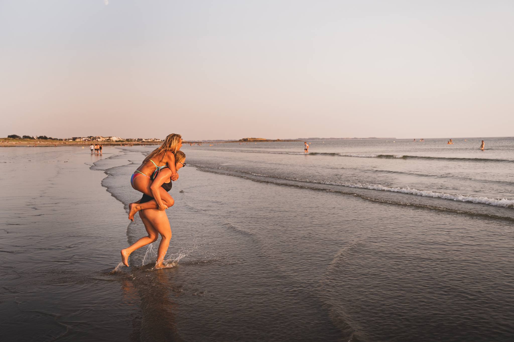 Copines sur la plage au coucher de soleil à Guidel (Morbihan) - ©Tony Esnault - LBST