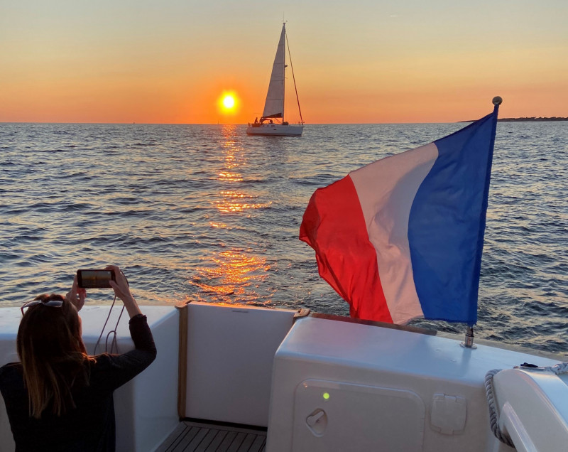 Coucher de soleil pendant une croisière entre Lorient et l'île de Groix (Morbihan) - ©Key Largo