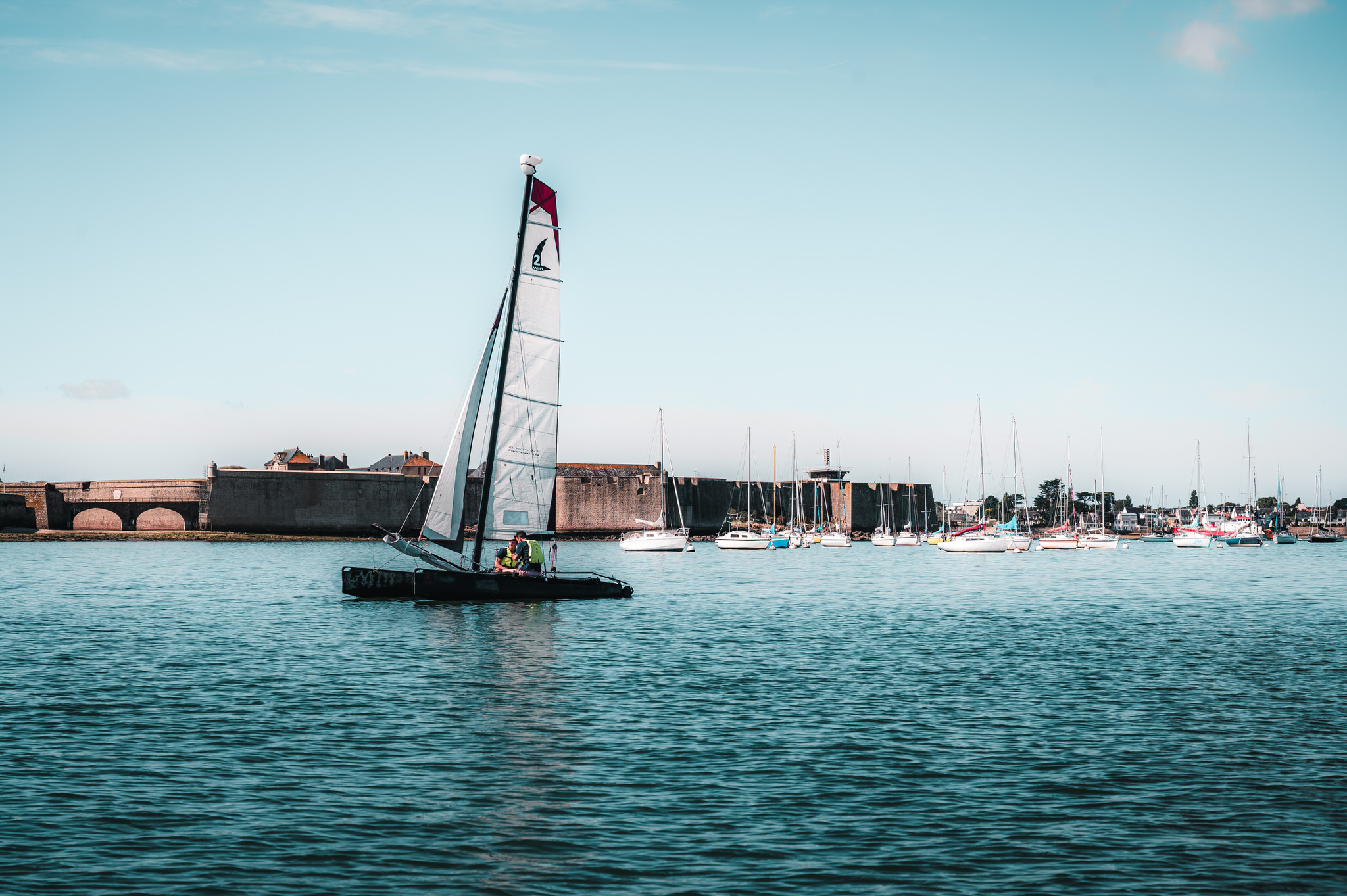 Catamaran sur la rade de Lorient ©Lezbroz-LBST
