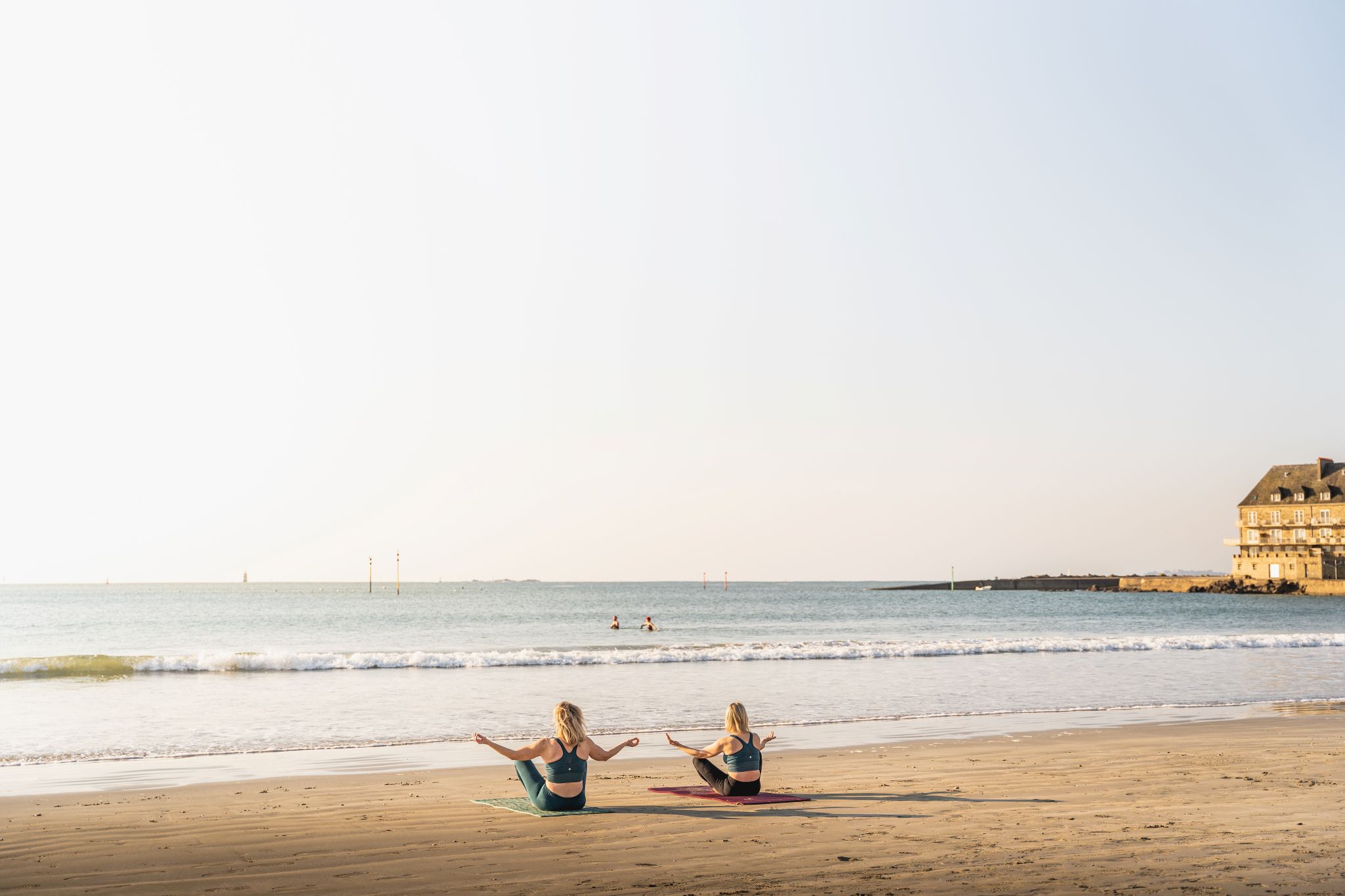 Séance de yoga sur la plage de Toulhars à Larmor-Plage (Morbihan) - ©Tony Esnault - LBST