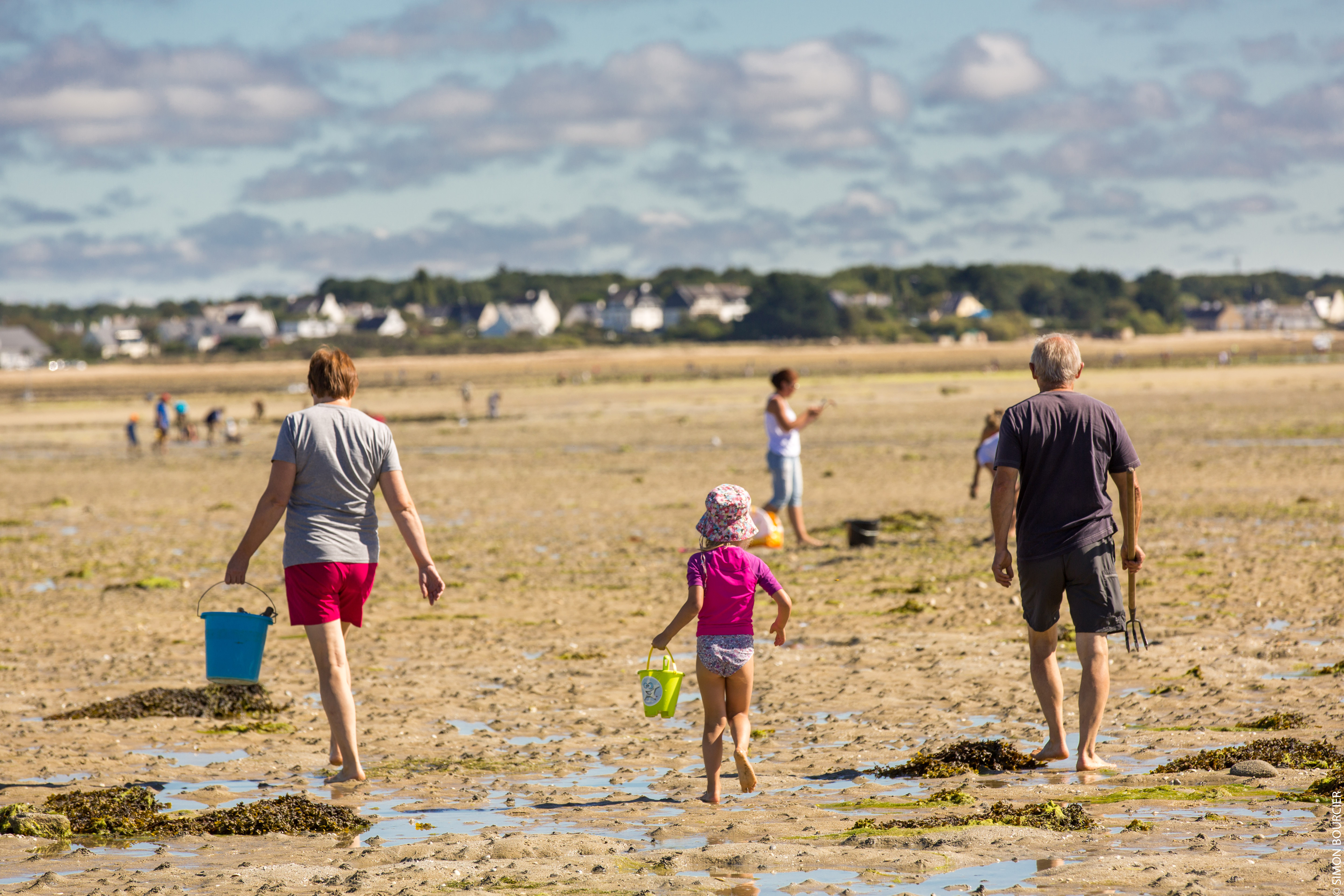 Grands-parents et petite fille à Gâvres, sur la plage - ©Simon Bourcier - CDT Morbihan