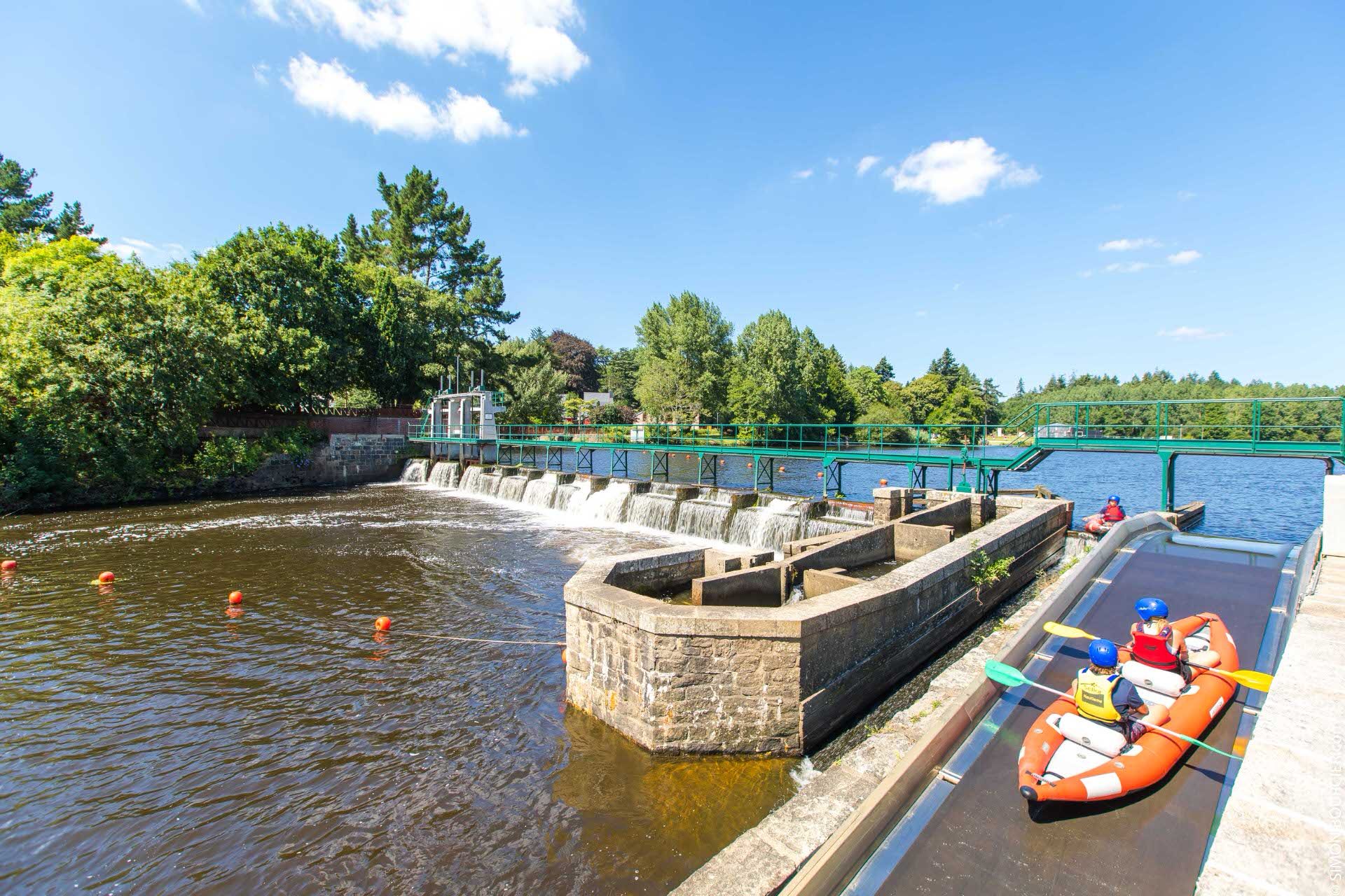 ©Simon Bourcier - Le parc d'eau vive d'Inzinzac-Lochrist et l'ascenceur à kayaks