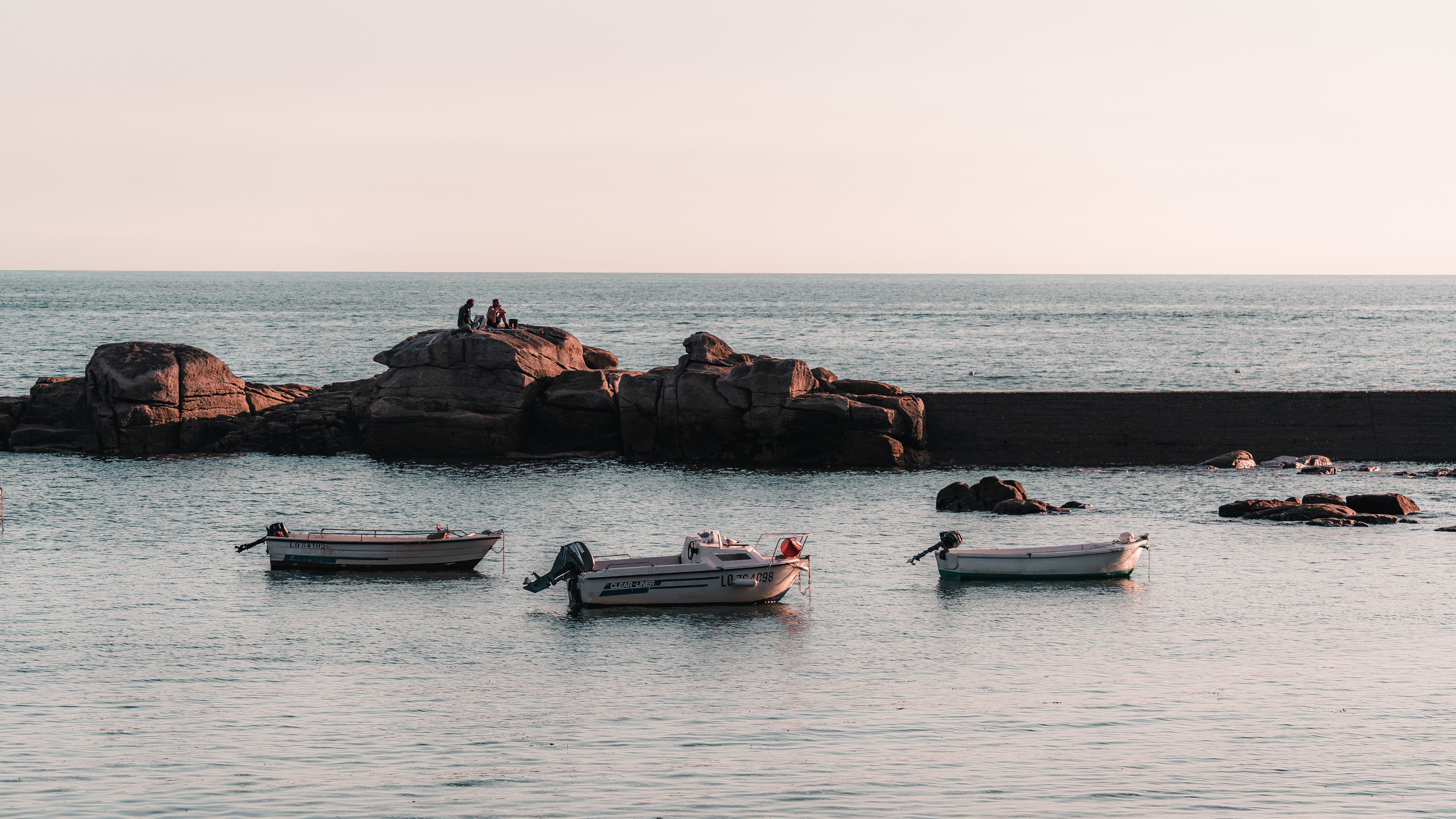 Coucher de soleil sur la cale du petit port du Courégant à Ploemeur (Morbihan) - ©Lezbroz - LBST