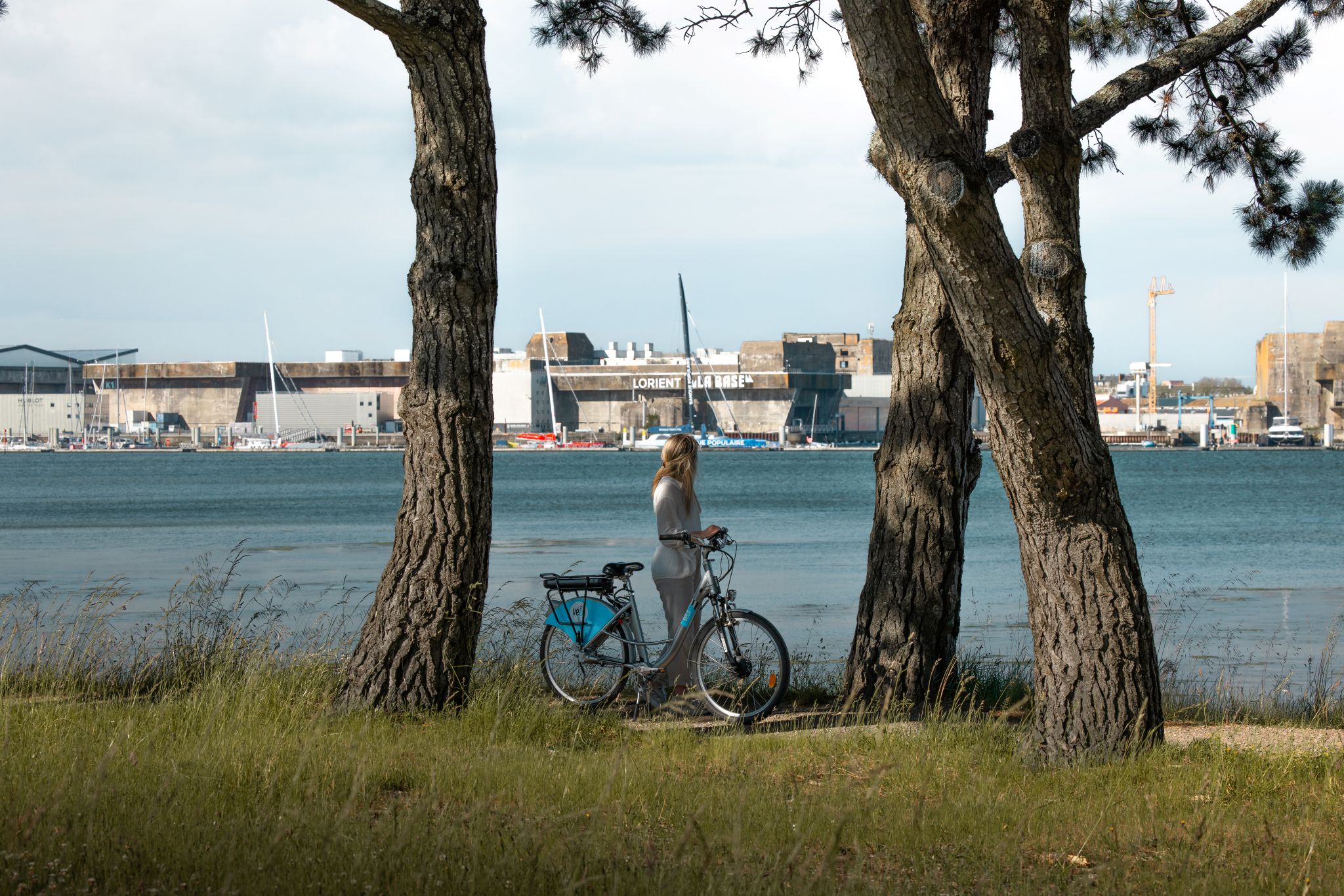 Vélo sur la piste cyclable entre Lorient et Larmor-Plage (Morbihan) - ©Hello Travelers
