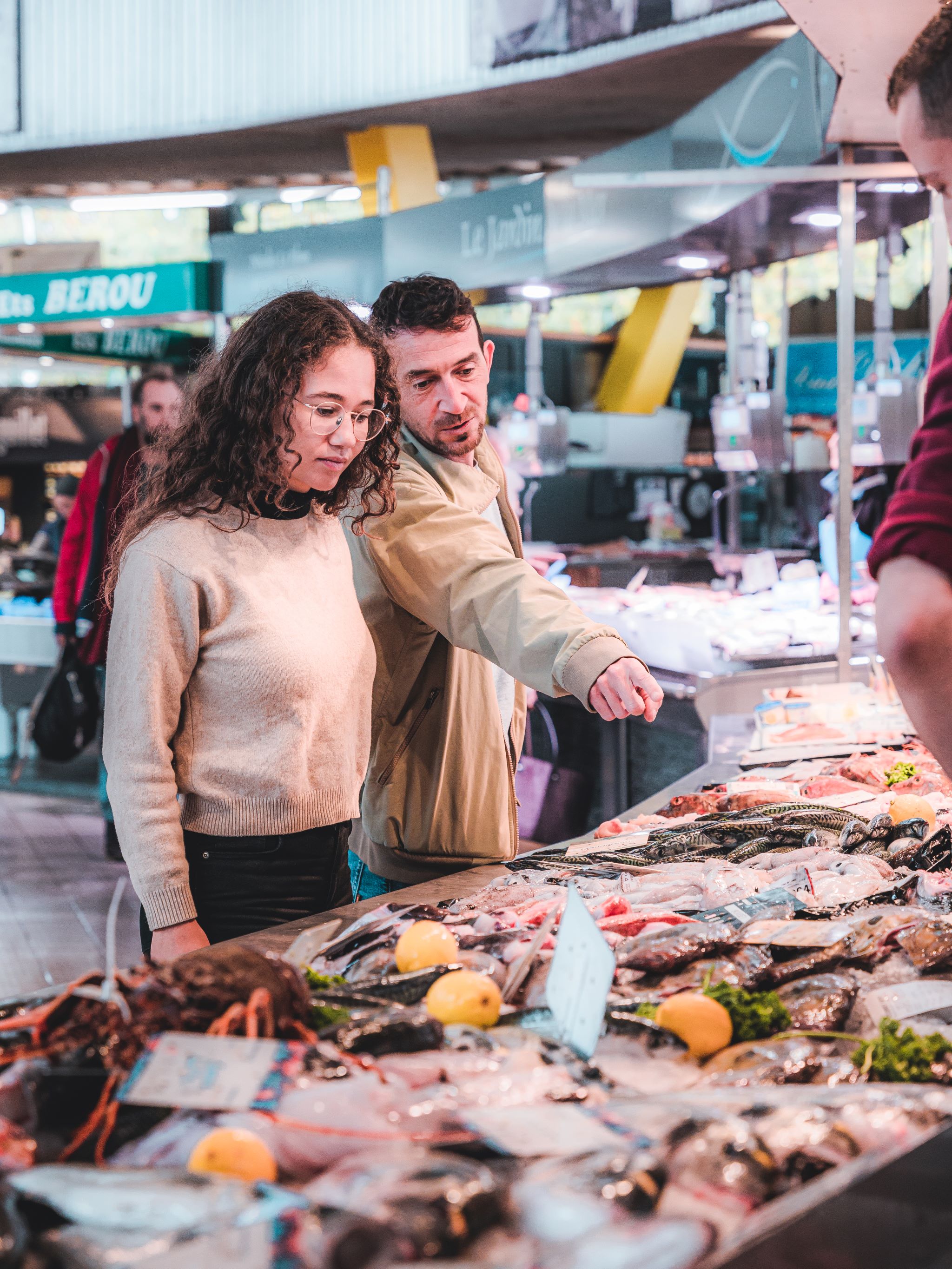 Découverte des produits locaux et fruits de mer au marché des Halles de Merville à Lorient (Morbihan) - ©Lezbroz - LBST