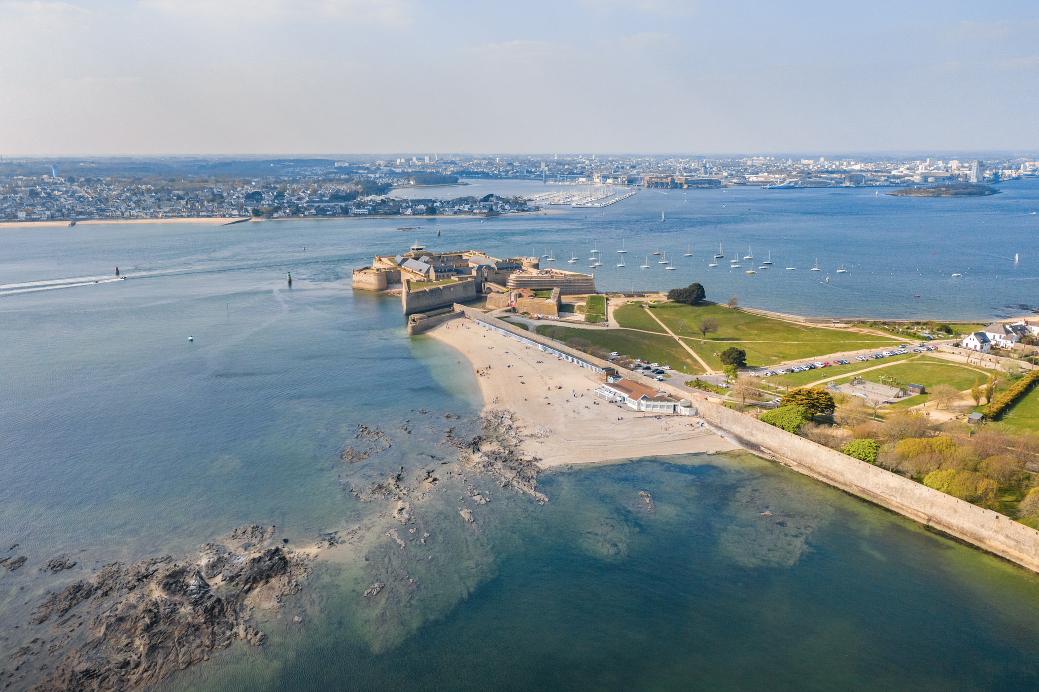 Vue aérienne de la Citadelle de Port-Louis et de sa Grande Plage (Morbihan) - ©Thibault Poriel - LBST