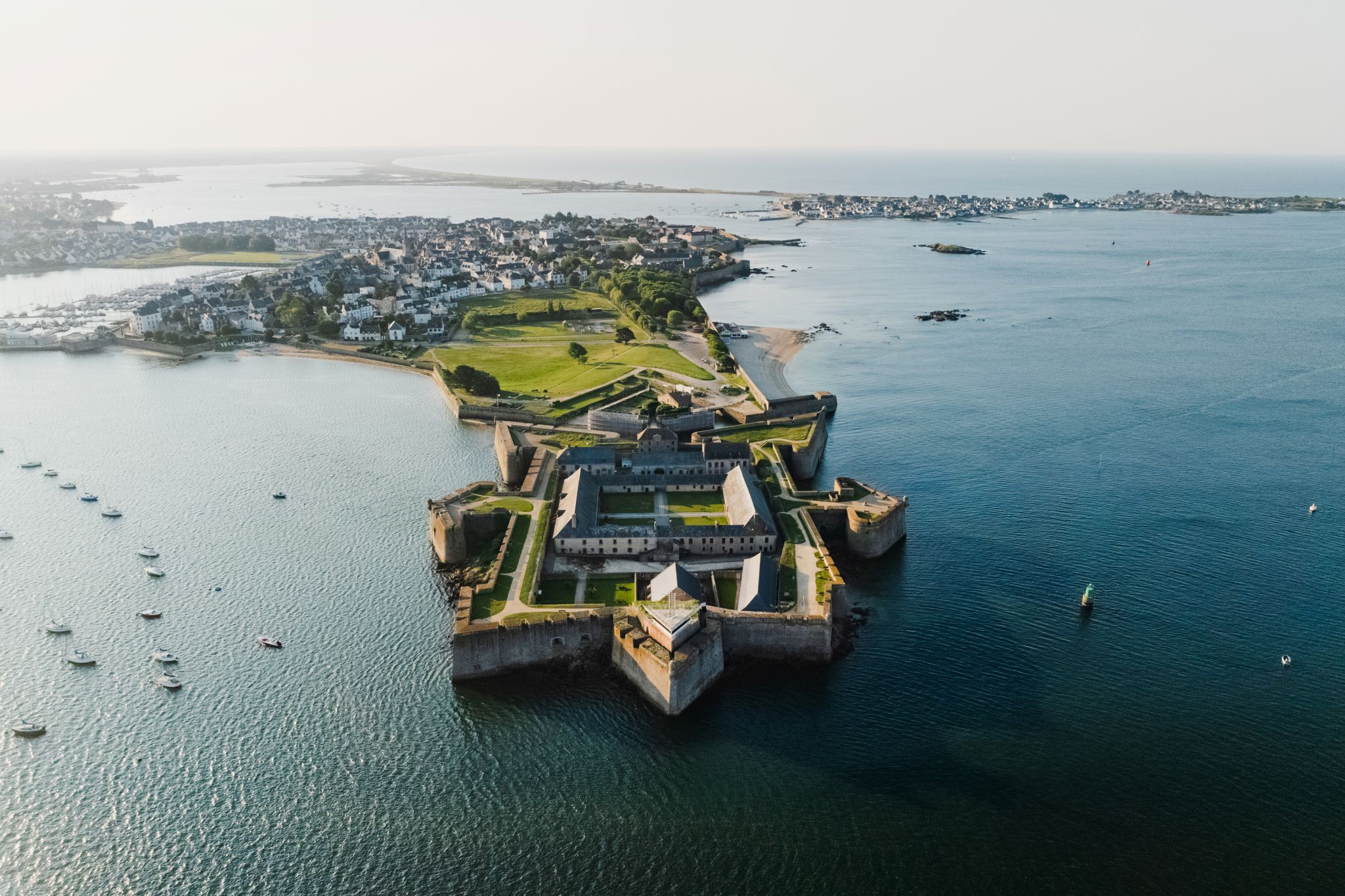 Vue aérienne de la Citadelle de Port-Louis et de la rade de Lorient (Morbihan) - ©Thibault Poriel - LBST
