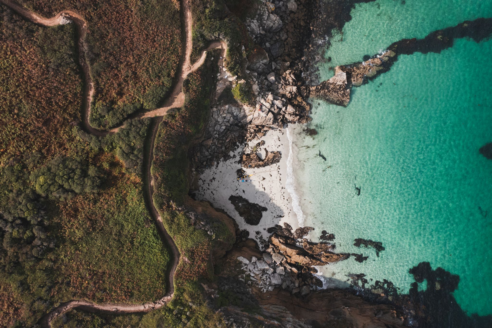 Vue aérienne de la crique plage de Poulziorec sur l'île de Groix (Morbihan) - ©Thibault Poriel - LBST