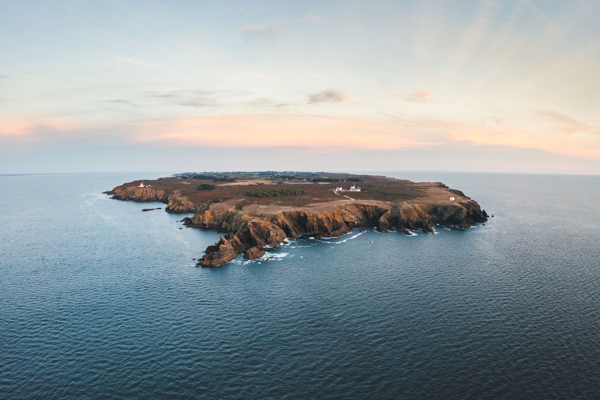 Vue aérienne de l'île de Groix depuis la pointe de Pen Men (Morbihan) - ©Thibault Poriel - LBST