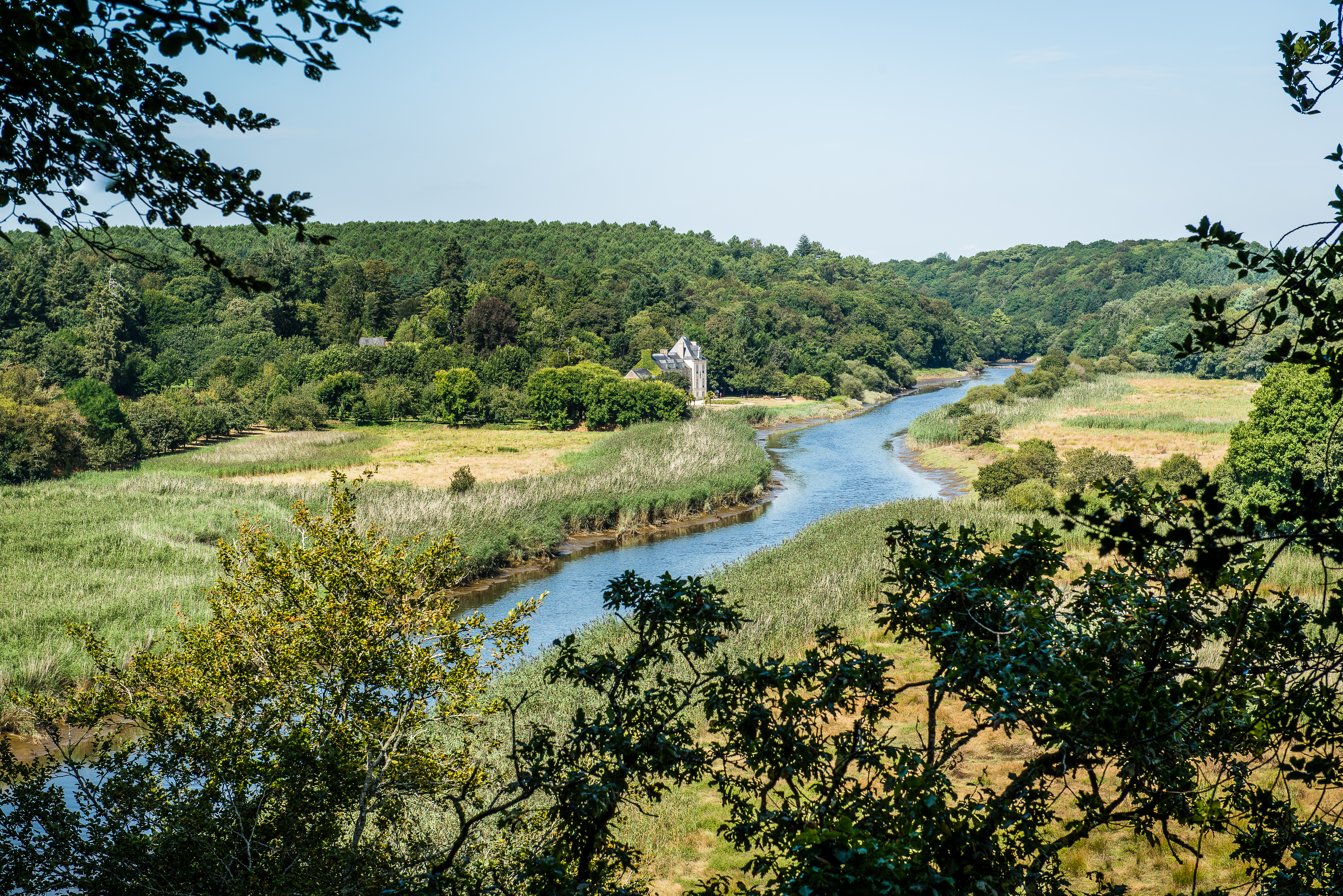 Vue panoramique sur le Scorff depuis un sentier de randonnée de la vallée du Scorff (Morbihan) - ©X. DUBOIS - Breizhbox®